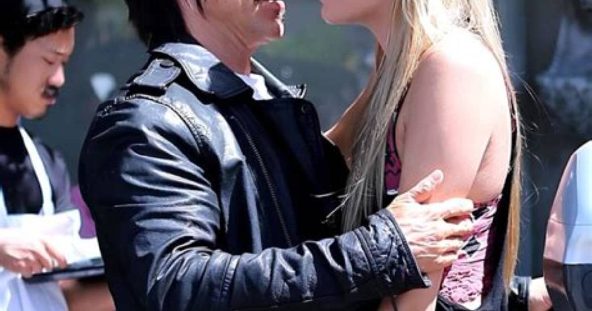 Breaking up: 19-Year-Old Blonde Girlfriend Dumps 22-Year-Old Model