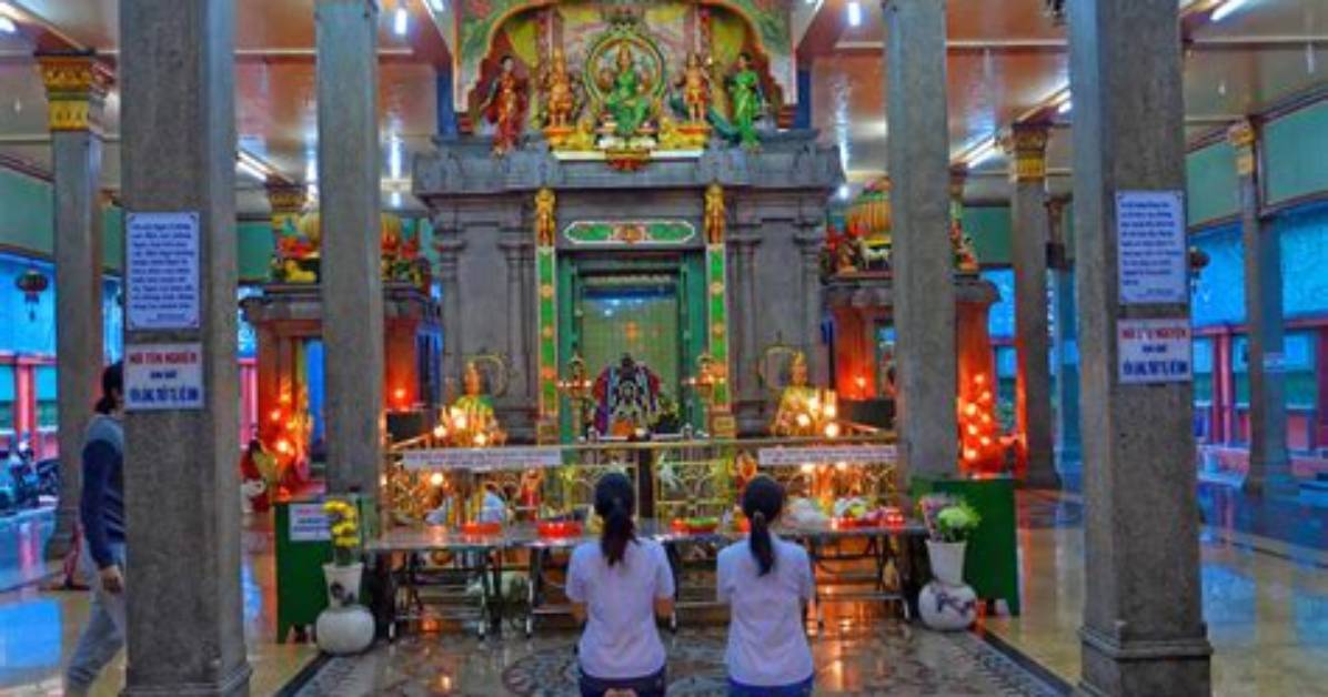 Chanting with the Masses: an Immersive Experience