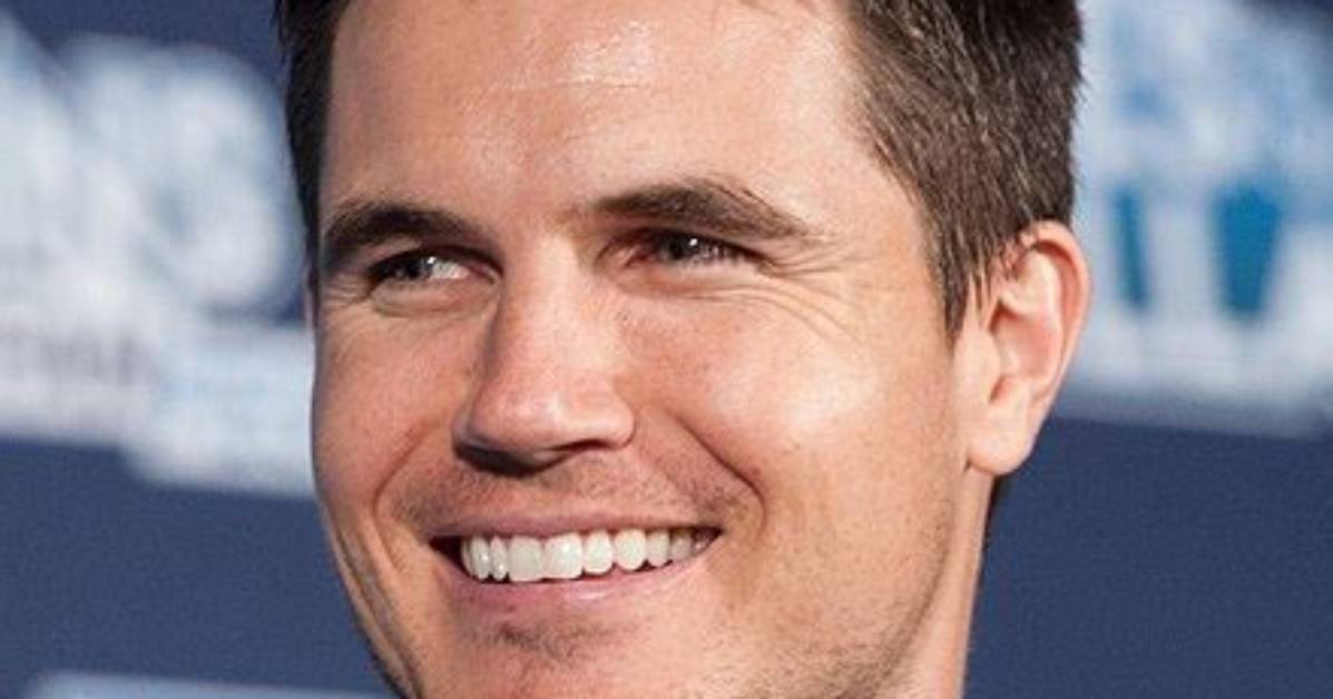 Discovering Robbie Amell's Height in Feet: a Closer Look
