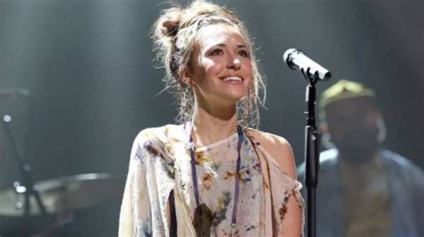 Exploring the Relationship Status of Lauren Daigle