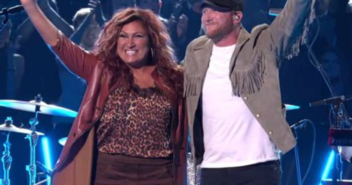 Jo Dee Messina and Cole Swindell Perform Surprise ‘Heads Carolina’ Mashup at 2022 Cma Awards