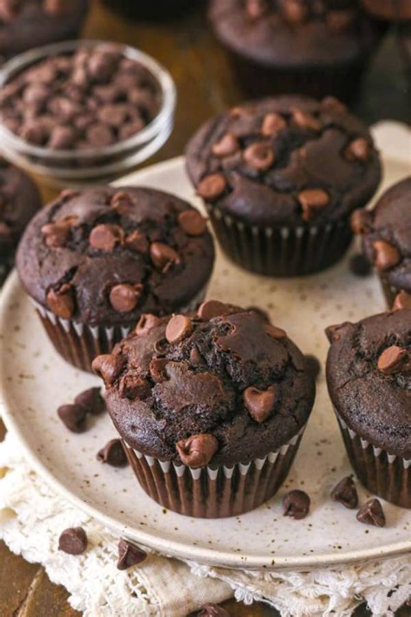Melodies and Muffins: the Life of the Bakery Singer