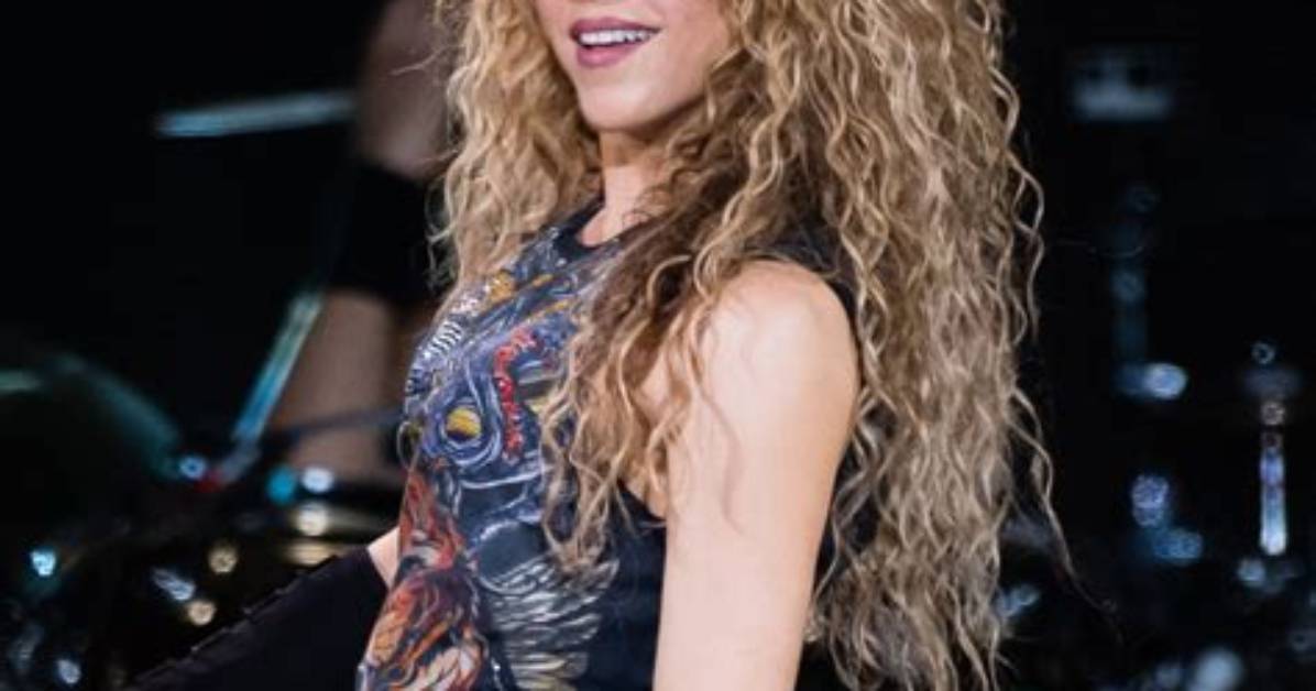 Shakira's Dark Hair: Iconic Style and Transformation