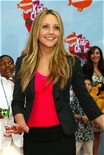 **The Rise of Amanda Bynes: a Glimpse into the Life of a 13-Year-Old Star**