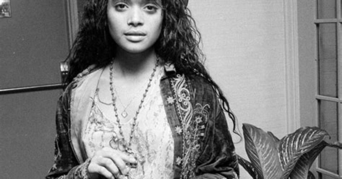 Unraveling the Enigmatic Connection: Young Lisa Bonet and Zoe Kravitz