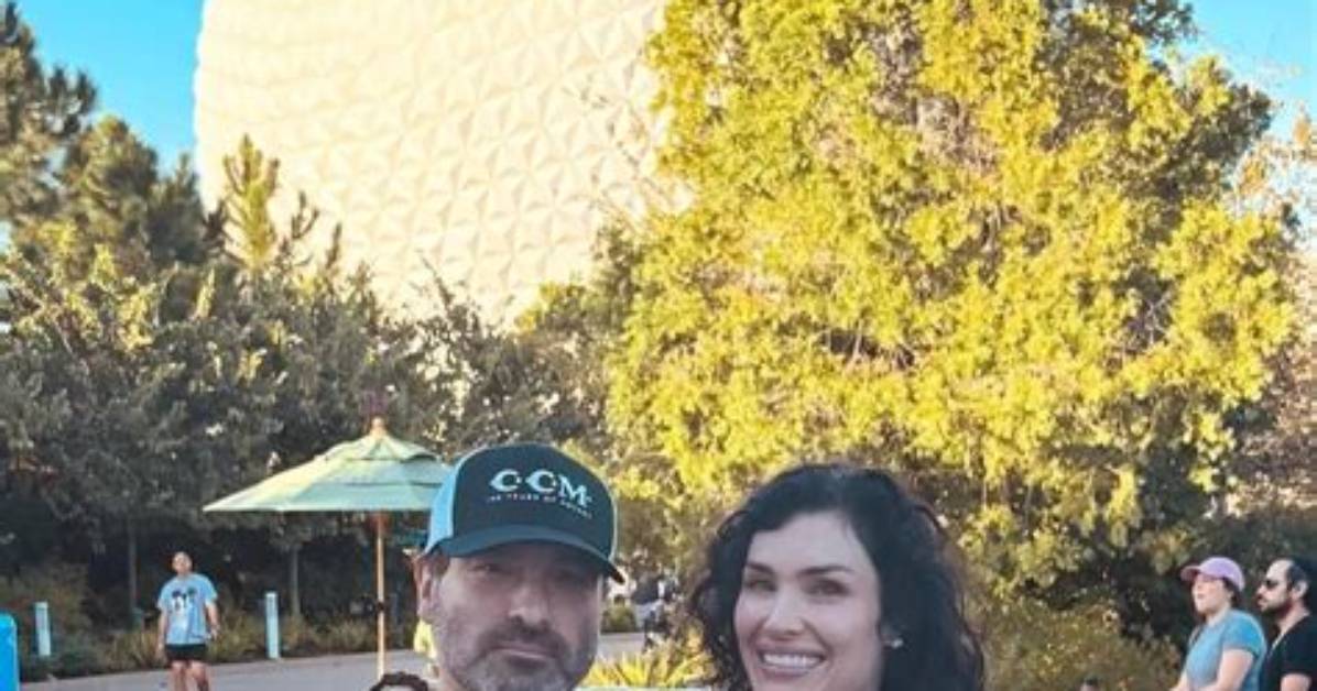 Who Is Johnny Galecki from “The Big Bang Theory” and “Roseanne”? His Wiki: Wife, Net Worth, Height